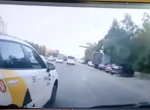 Видео из салона воронежского автобуса, в котором пострадала женщина