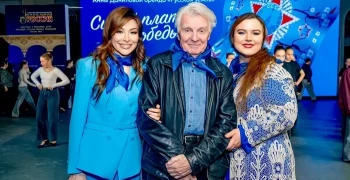 Патриотическое событие «Синий платочек Победы» состоялось в Гостином дворе