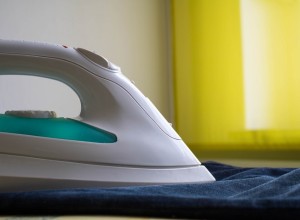 Более половины россиян признались в страхе о включенном утюге или воде