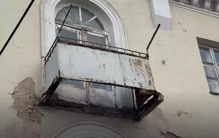 Обвал балконной плиты в Воронеже: причины, последствия и действия следствия