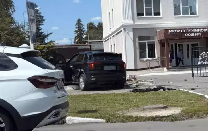 Трагедия в Бутурлиновке: внедорожник врезался в школьный забор и сбил учительницу