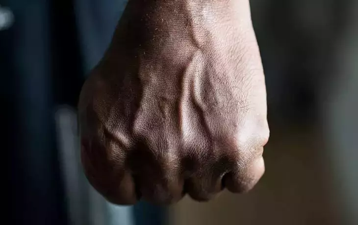 Полиция задержала 49-летнего агрессора после избиения юноши в центре Воронежа