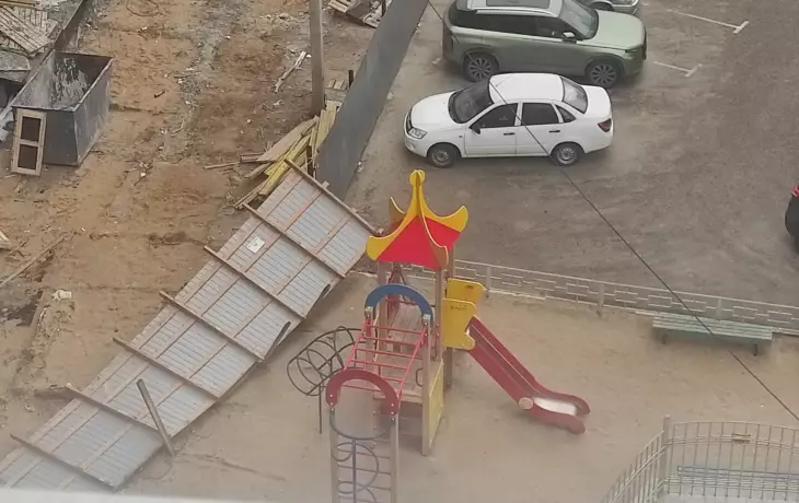 Забор рухнул на детскую площадку в Воронеже