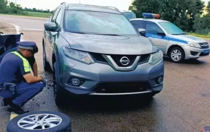 Госавтоинспекторы заменили спущенное колесо Nissan на трассе Р‑22 &laquo;Каспий&raquo;