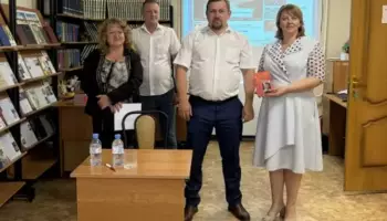 Праздничная презентация сборника стихов Егора Исаева в Рамонской библиотеке