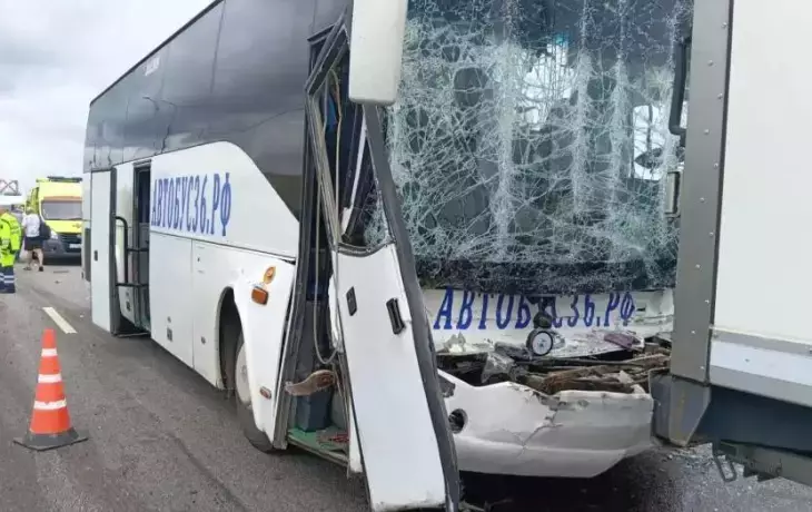 Тяжкое ДТП на трассе М‑4: автобус врезался в фуру, пострадали 12 человек