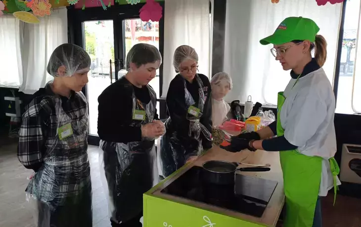 Шеф‑повар Юлия Большакова открыла двери марокканской кухни для школьников Москвы